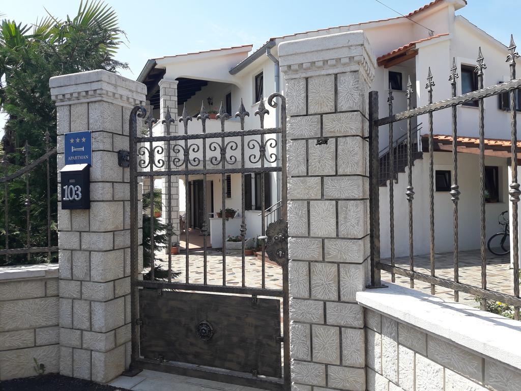 Angela Apartma *