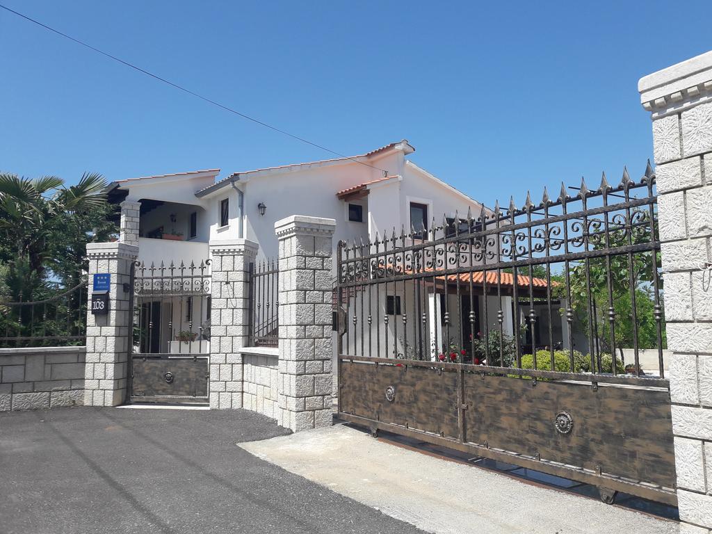 Angela Apartma *